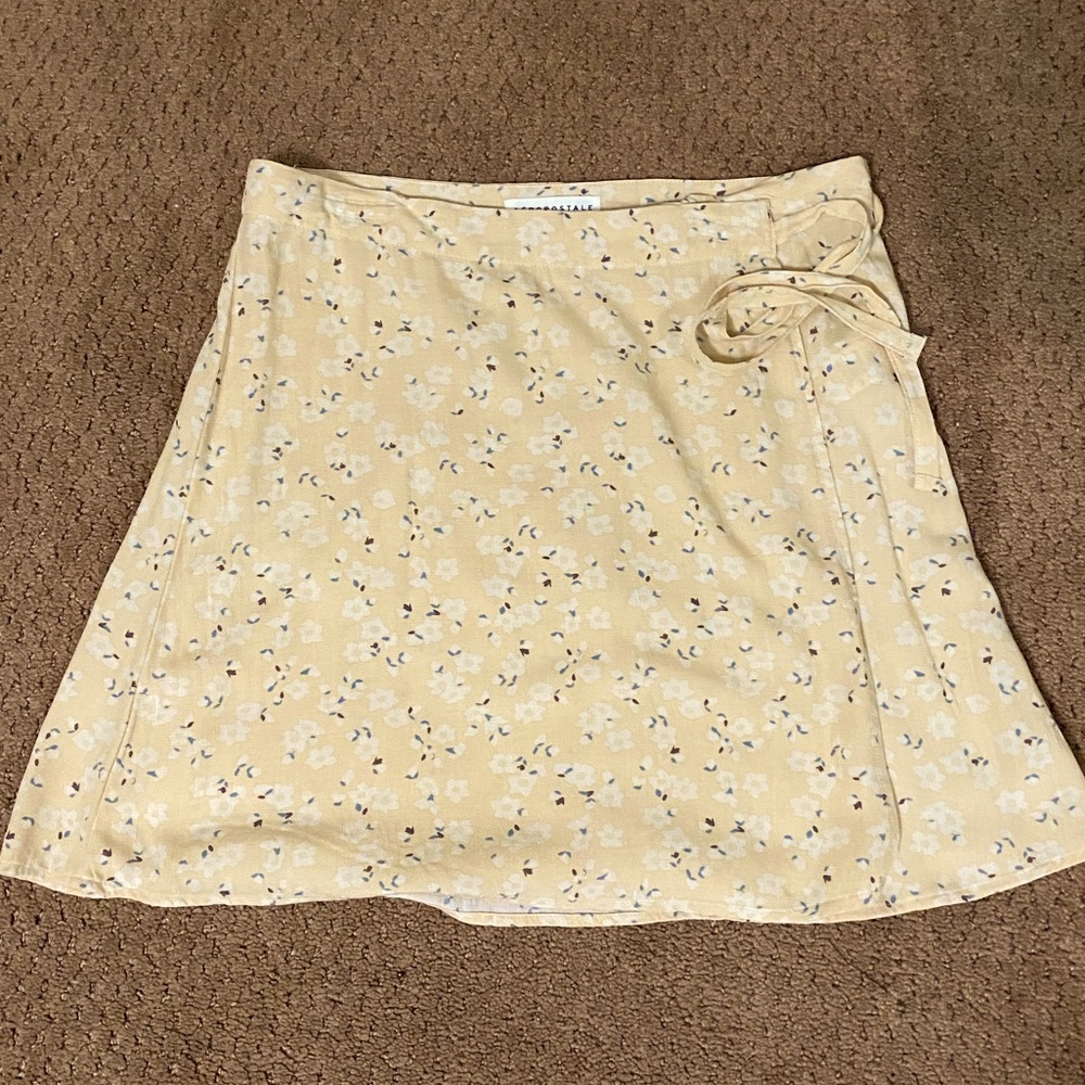 Aeropostale womens size medium yellow wrap skirt with floral print.